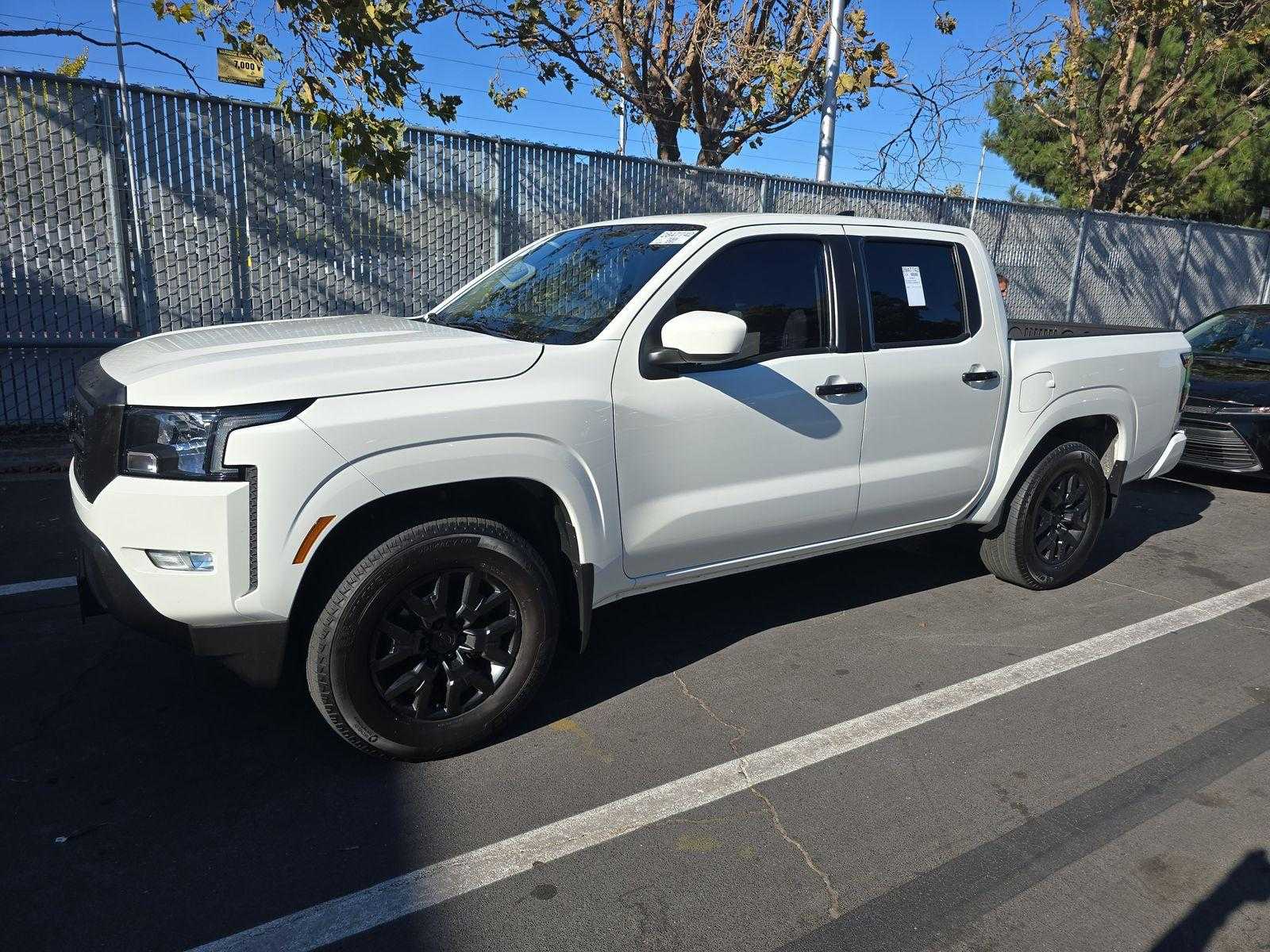 Nissan Frontier Crew Cab Image 1